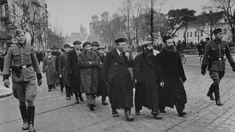 Żydzi eskortowani w drodze do pracy na Krakowskim Przedmieściu (marzec 1940).