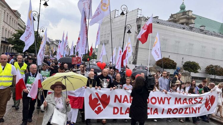 W niedzielę ulicami Warszawy przeszedł Narodowy Marsz dla Życia i Rodziny.