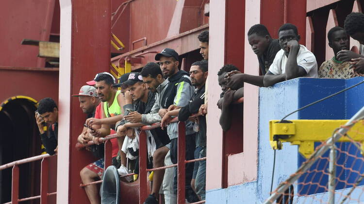 Imigranci na statku w porcie Salerno