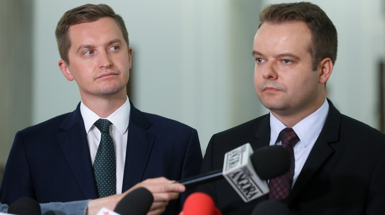 Wiceminister sprawiedliwości Sebastian Kaleta oraz rzecznik PiS Rafał Bochenek