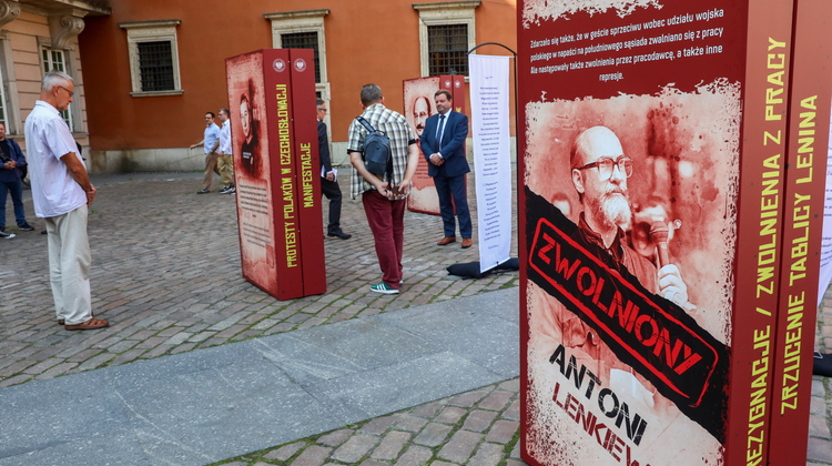 Otwarcie wystawy "Nie tylko Siwiec" na dziedzińcu Zamku Królewskiego w Warszawie