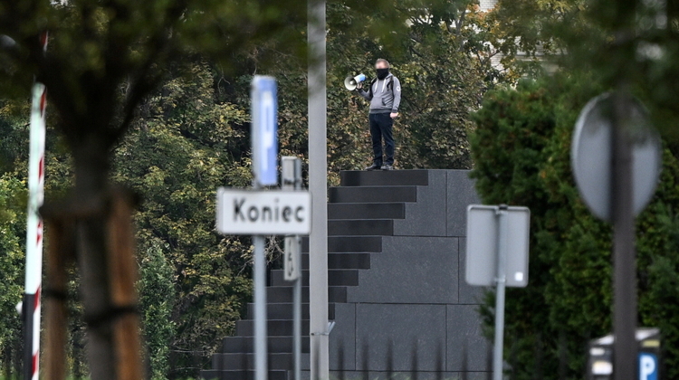 Mężczyzna na pomniku smoleńskim