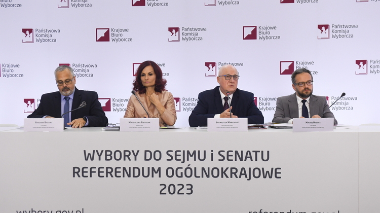 Członkowie PKW na konferencji prasowej