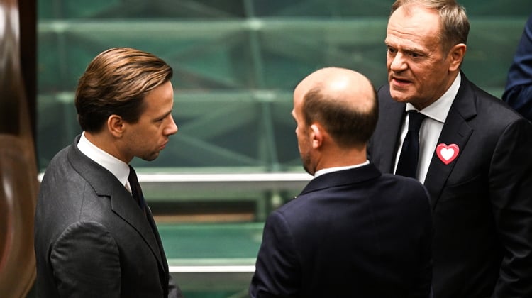 Od lewej: poseł Krzysztof Bosak, Borys Budka i Donald Tusk