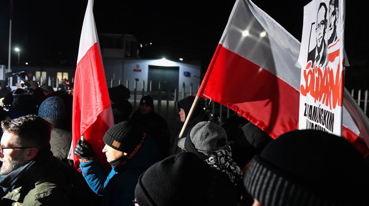 Uczestnicy protestu przed Aresztem Śledczym Warszawa-Grochów