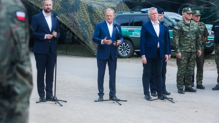 Premier Donald Tusk wraz z Ministrem Obrony Narodowej Władysławem Kosiniakiem-Kamyszem oraz Ministrem Spraw Wewnętrznych i Administracji Tomaszem Siemoniakiem