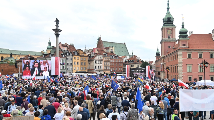 Uczestnicy "Wiecu 4 czerwca" na Placu Zamkowym w Warszawie