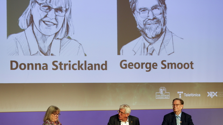 Laureaci Nobla z fizyki 2023 Donna Strickland, George Smoot i Pedro Miguel Echenique
