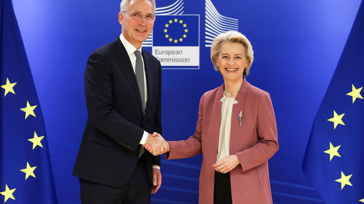 Sekretarz NATO Jens Stoltenberg i szefowa UE Ursula von der Leyen
