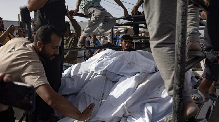 Transport ofiar izraelskiego ostrzału w Rafah