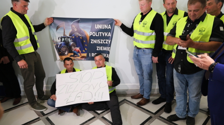 Rolnicy protestujący w Sejmie.