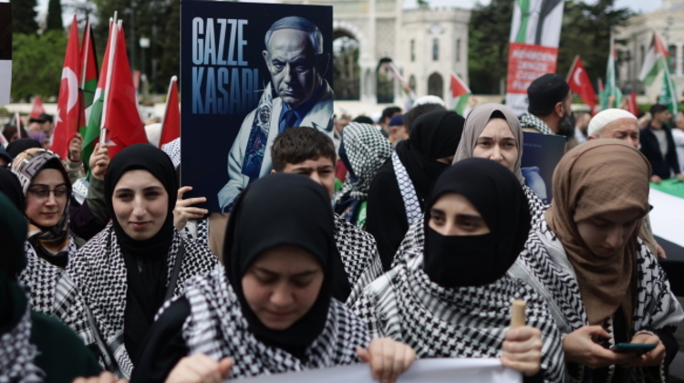 Pro-palestyński protestujący podczas marszu solidarności z Palestyńczykami w Stambule (Turcja), 21 kwietnia 2024 r., trzyma transparent z napisem „Rzeźnik ze Strefy Gazy”, przedstawiający premiera Izraela Benjamina Netanjahu.