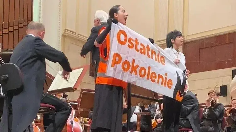 Zakłócenie koncertu w Filharmonii Narodowej przez aktywistki grupy Ostatnie Pokolenie