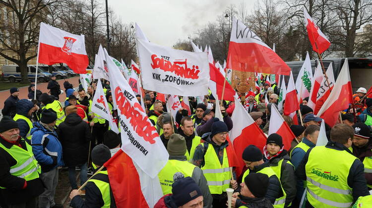 Demonstracja rolników przed KPRM w Warszawie