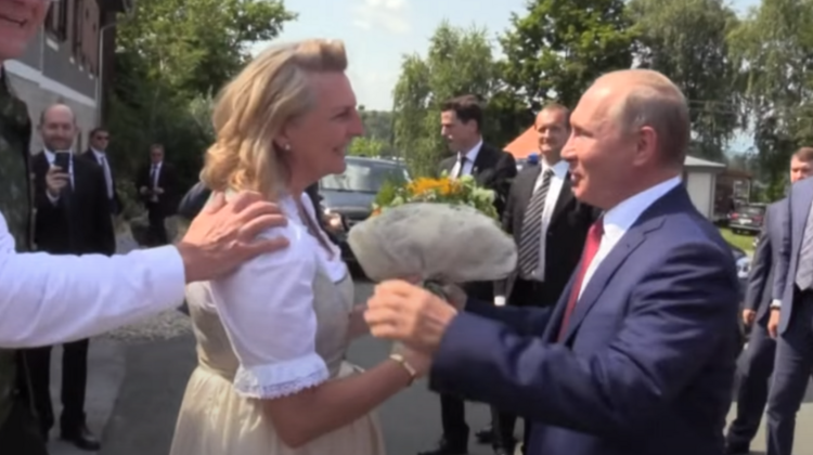 Była szefowa austriackiej dyplomacji Karina Kneissl i prezydent Rosji Władimir Putin na jej weselu