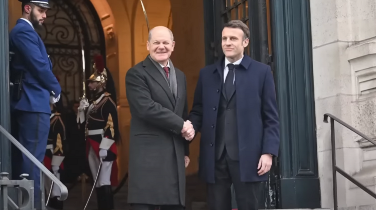 Kanclerz Niemiec Olaf Scholz i prezydent Francji Emmanuel Macron