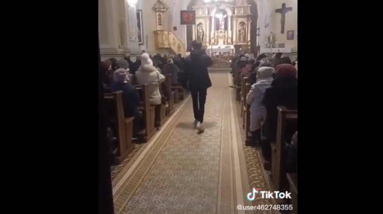 Tik Toker zakłócający modlitwę w kościele