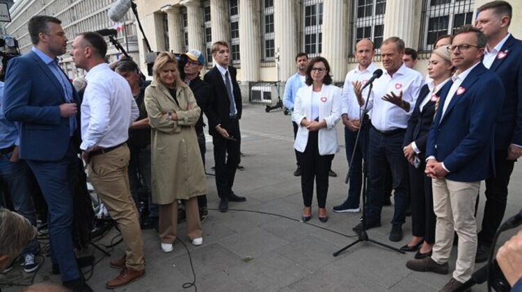 Donald Tusk (PO) przed budynkiem TVP w Warszawie. Z lewej dziennikarz Michał Rachoń