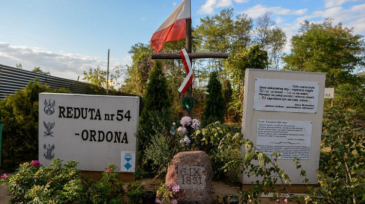 Teren Reduty nr 54 potocznie zwaną Redutą Ordona. Symboliczny pomnik – grób żołnierzy polskich i rosyjskich