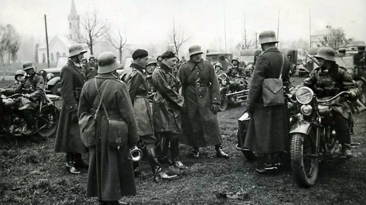 Stanisław Maczek wśród żołnierzy 10 Brygady Kawalerii podczas zajmowania Zaolzia w 1938 roku