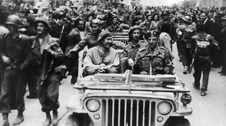 Wkroczenie polskich oddziałów 2 Korpusu Polskiego do Bolonii. Generałowie Zygmunt Bohusz-Szyszko (1. z lewej) i Klemens Rudnicki (za kierownicą) w samochodzie Willys MB w otoczeniu żołnierzy alianckich i ludności. Z lewej strony widoczne samochody pancern