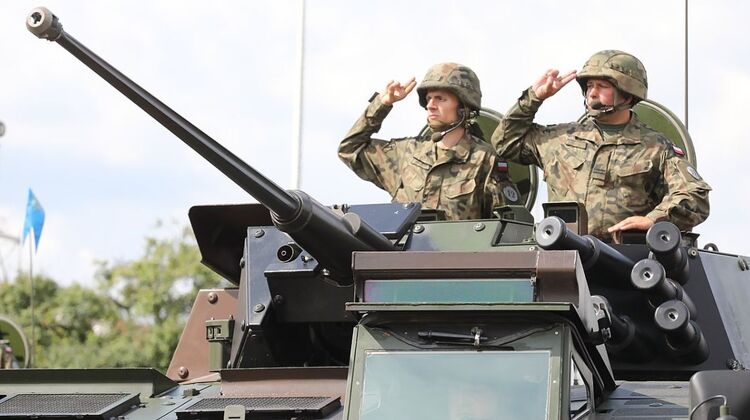 Wojsko Polskie. Święto Wojska Polskiego 15.08.2018. Obchody Święta Wojska Polskiego z udziałem Marszałka Sejmu. Wielka Defilada Niepodległości.